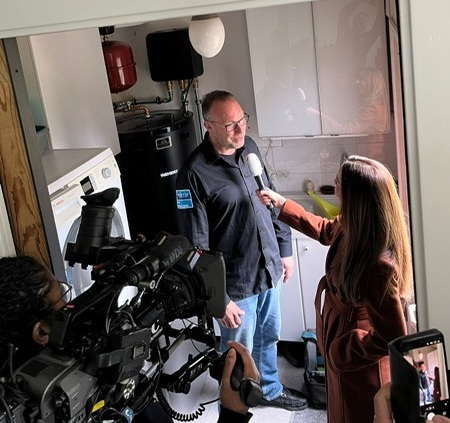 RTL Nieuws interviewt Ed Takken warmtepomp expert van Hoes Installatie-Duurzaam bij een warmtepompinstallatie in een woning. Het interview gaat over energiebesparing, verduurzaming, wooncomfort, geluid van warmtepompen en de energietransitie.