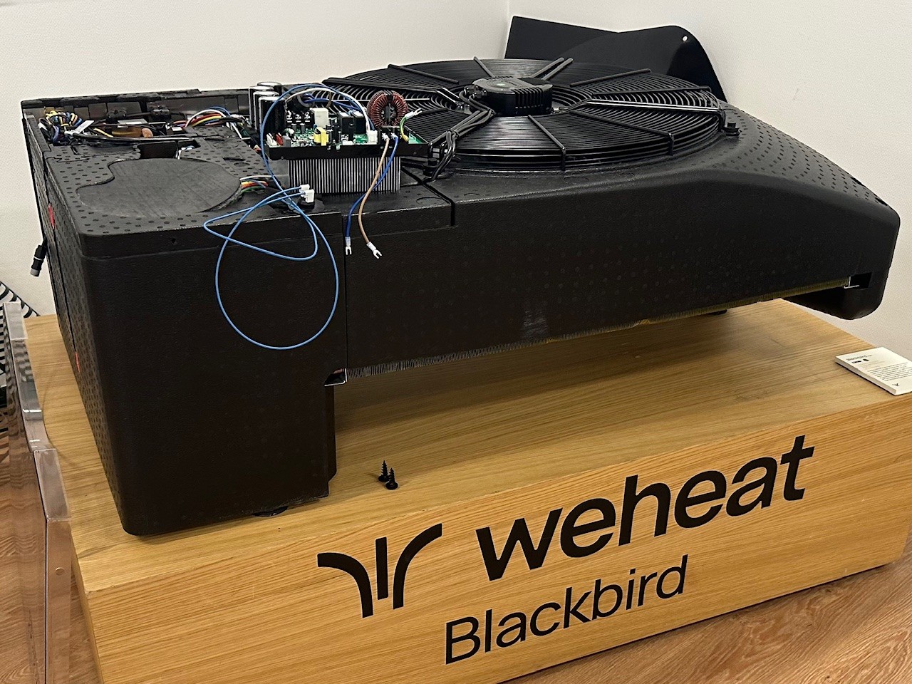 WeHeat Blackbird warmtepomp tijdens technische training bij WeHeat in Duizel